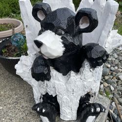 Nice Big  Yard statue black bear siting on tree stump 