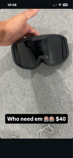 Snowboarding goggles