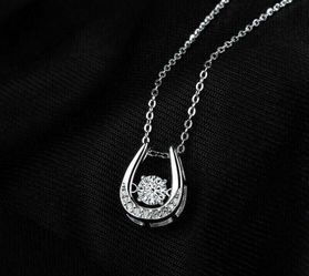 HORSESHOE LUCKY DANCEING DIAMOND NECKLACE  