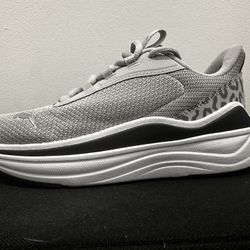 PUMA GRAY AND WHITE SNEAKERS SIZE: 7.5 WOMEN.