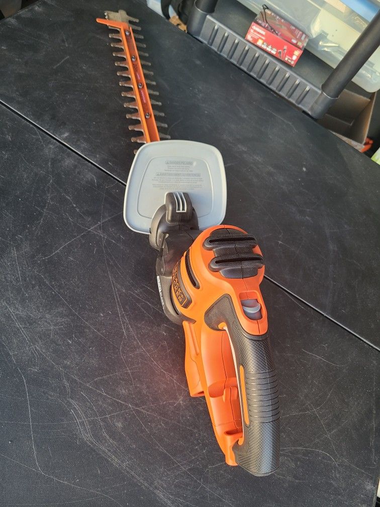 Black & Decker BEHTS300 120V 3.8 Amp 20" Electric Hedge Trimmer