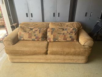 Bassett Couch Sofa