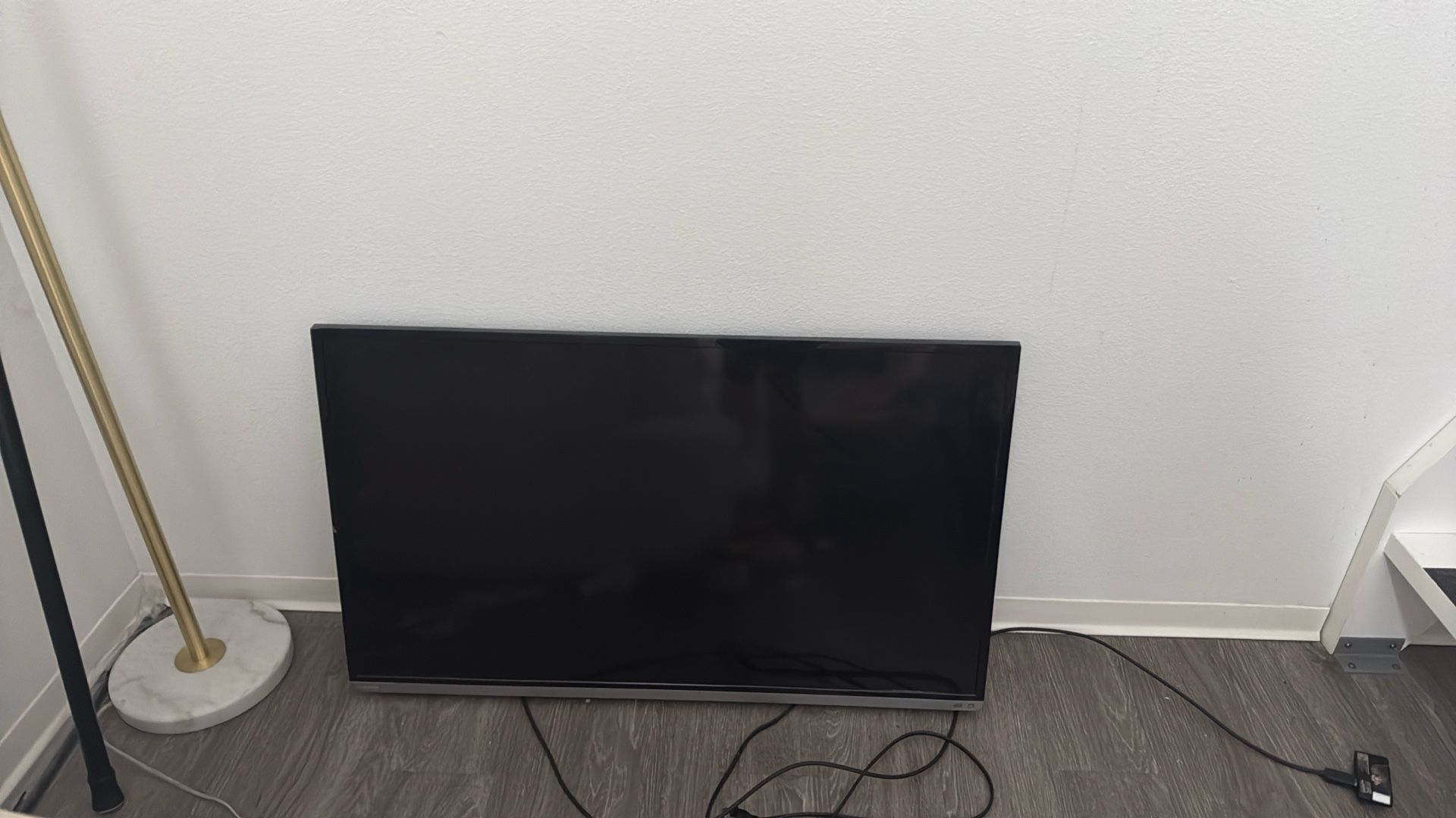 NEED GONE - 32-inch Toshiba TV with ROKU remote and System