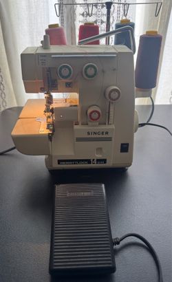 Máquina de coser y batidora pequeña