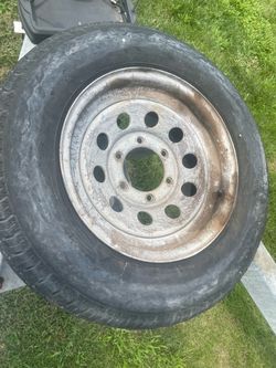 🚨 TRAILER WHEEL FOR SALE 🚨  Galvanized spoke trailer wheel with 6-on-5.5” bolt pattern.  ⚓ Heavy-duty 2,860 lb load capacity 🔩 6-lug / 5.5” bolt pa