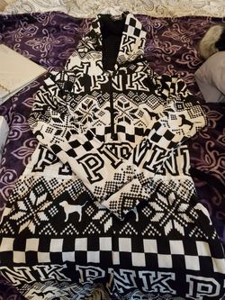 Vs pink pjs dize large brand new, has fuzzy hood! 40$ paid 65 for it.