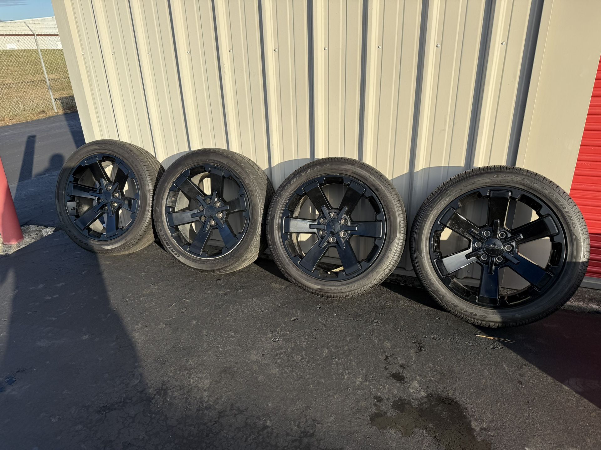 22in GMC Black OEM Wheels w/ 285/45 R22 Tires