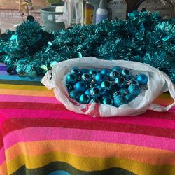 TURQUOISE GARLAND AND SMALL BULBS