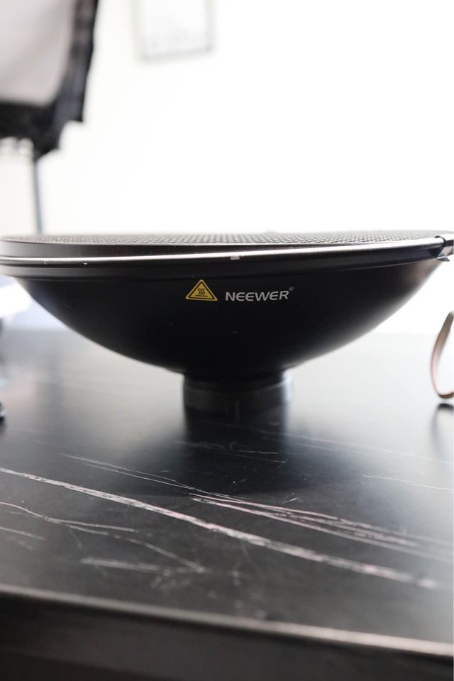 NEEWER 21.6"/55cm Metal Beauty Dish Bowens Mount Reflector with White Diffuser