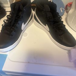 Brand new unisex Nikes size 9