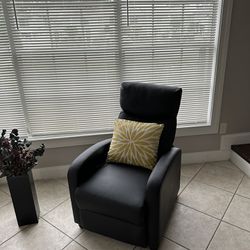 Black chair for sale!!! Se vende silla negra !!!