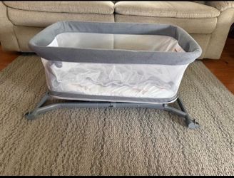 Small Collapsible bassinet with cover