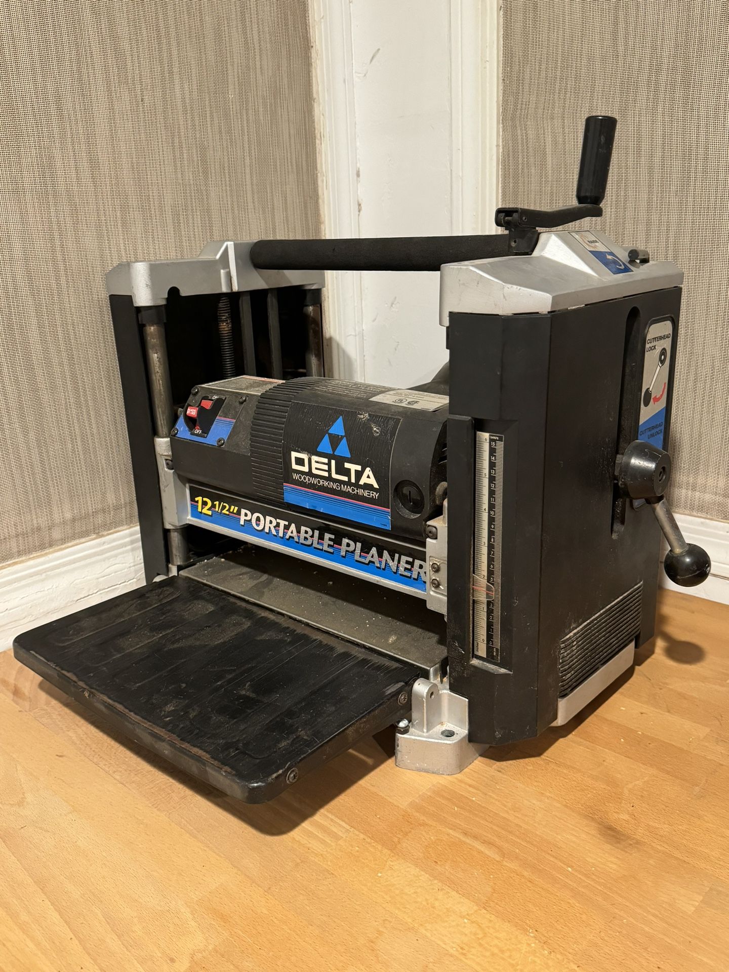 Delta 22-560 Thickness Planer