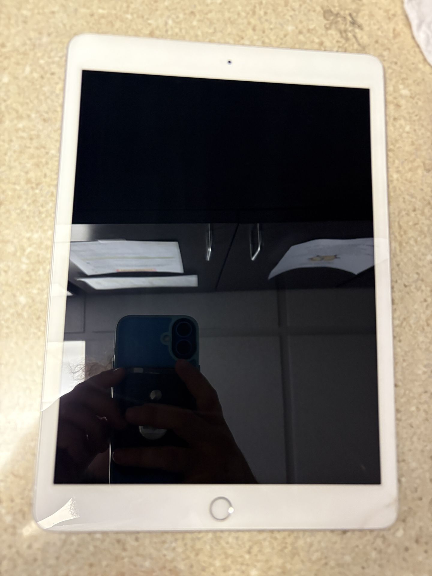 İPad 7th Gen 32gb WiFi Cracked Screen Unlocked