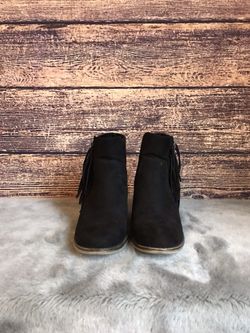 Woman’s black booties fringed