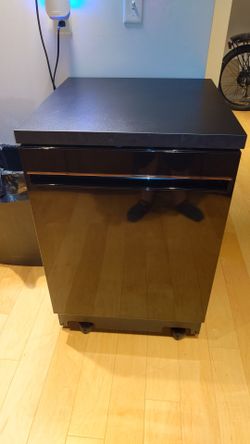 GE Portable Dishwasher with Wheels and stainless steel interior 24in.