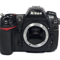 Nikon D300 12.3mp Digital DSLR Camera Body *READ*