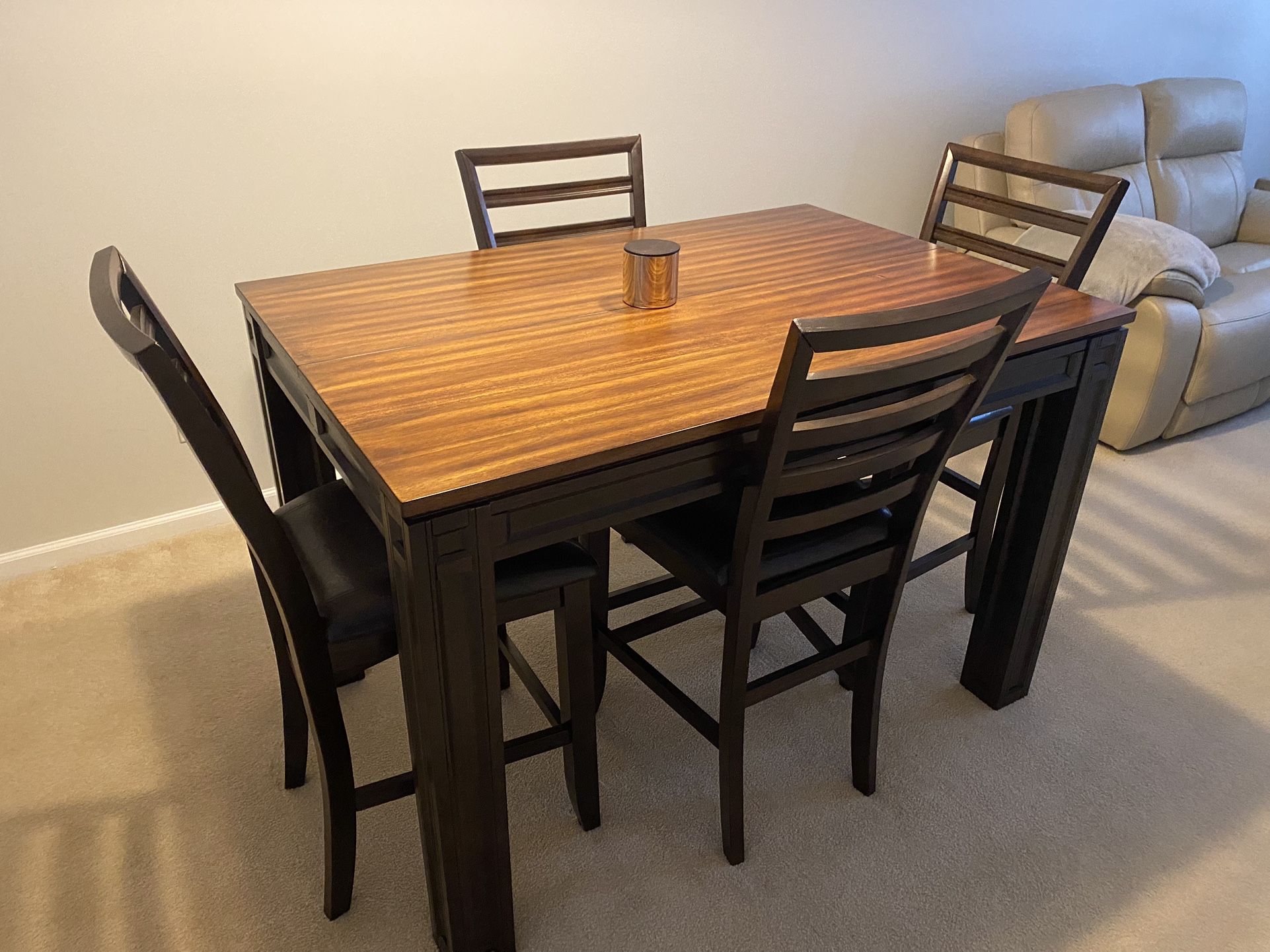 High top Table With 4 Chairs And Leafs, Like New