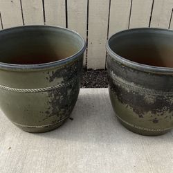 2/ Plastic Flower Pots