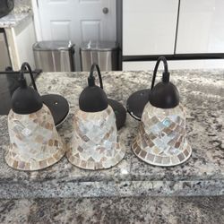 SET OF 3 HANGING LIGHTS / MOSAIC STYLE IN PERFECT WORKING ORDER 