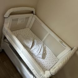 Arm’s Reach  Bassinet And Snuggle me lounger