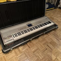 Korg triton studio Keyboard + SKB Case