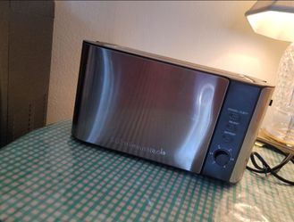 Used elite gourmet 4 slice toaster color is silver and black