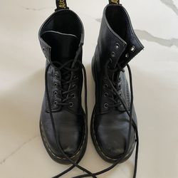 Dr. Martens Women’s Black Leather Boots 7t