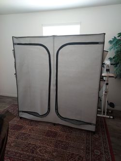 Closet portable  en excelente condicion