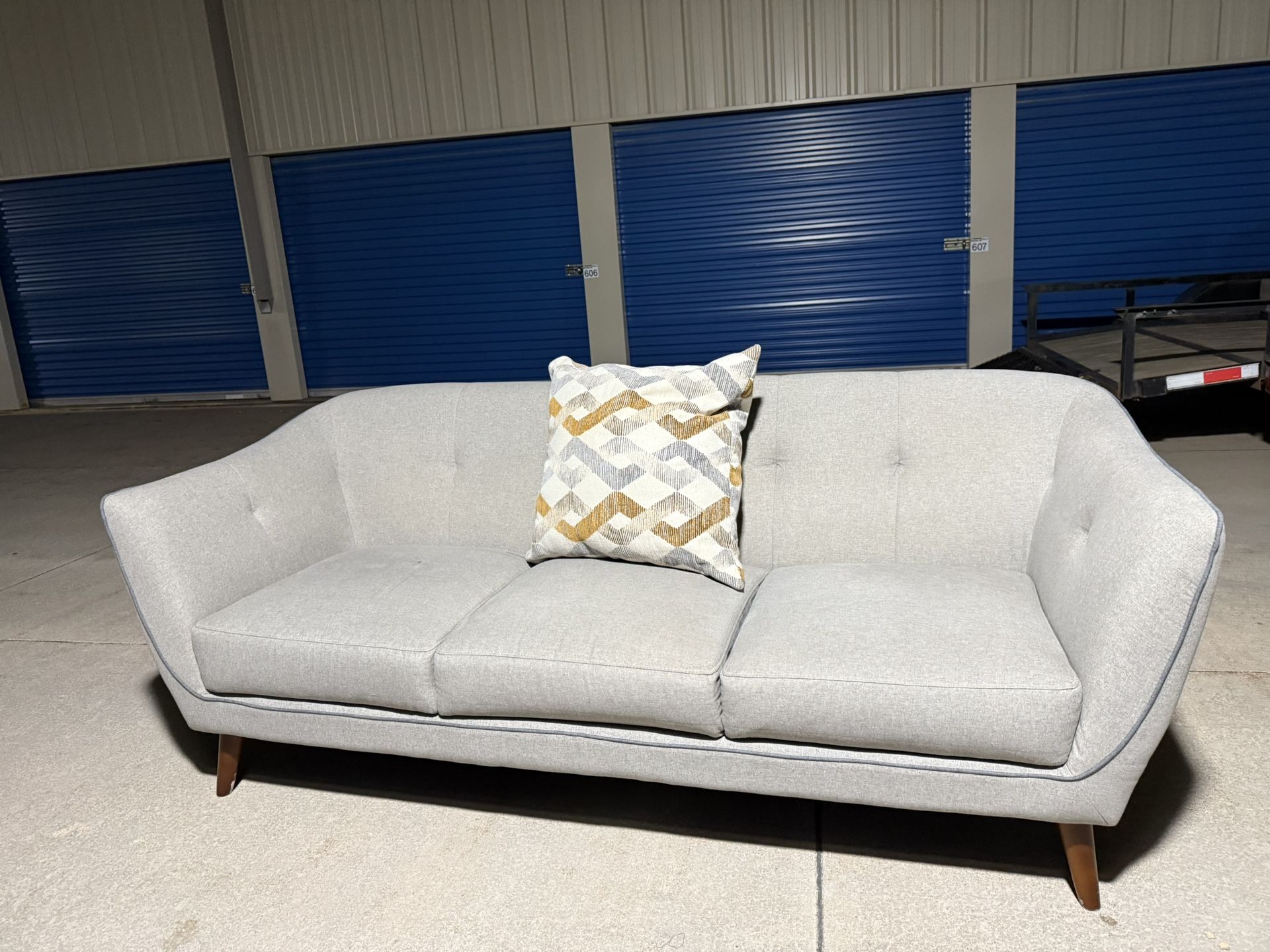 FREE DELIVERY 🚚🚛🚚 Beautiful MCM  Couch