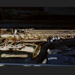 Perfect Buescher BU 4 gold Alto Saxophone with brand new case