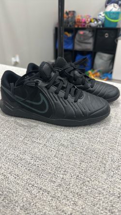 Soccer shoes