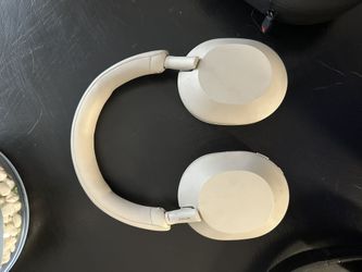 Sony - WH-1000XM5 Wireless Noise- Canceling Over-the-Ear Headphones - Silver. Beat Studio 3s for free