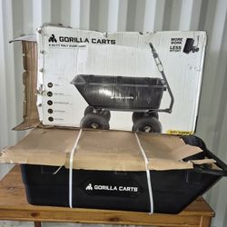 Gorilla Carts 6 Cu. Ft. Poly Dump Cart, una carretilla de jardín resistente diseñada para facilitar las tareas de transporte. 