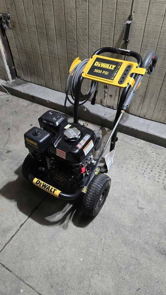 Dewalt 3600 PSI 2.5 GPM Gas Cold Water Professional Pressure Washer with HONDA GX200 Engine