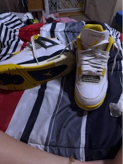 Jordan 4 Retro Lightning LS size 7.5 in Women’s