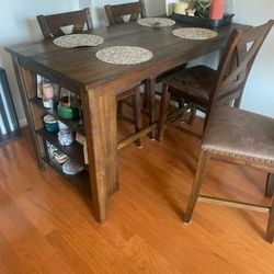 Dining Table with 4 Matching Chairs.