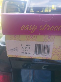 Easy Street Proper Navy Heels Size 9 WW