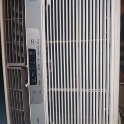FRIGIDAIRE window AC 12000 BTU