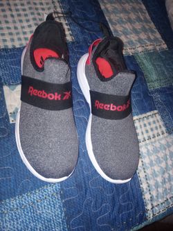 New Tennis Reebok Size 4 In Boy