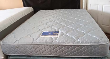 $100 Queen Size Mattress (Colchón Queen Size)