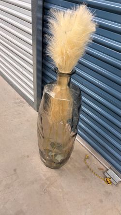 Glass vase with pampas grass