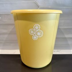 Vintage Rubbermaid vanity waste can retro harvest yellow gold with white daisies  10 3/8” tall x 9 1/4” across the top 