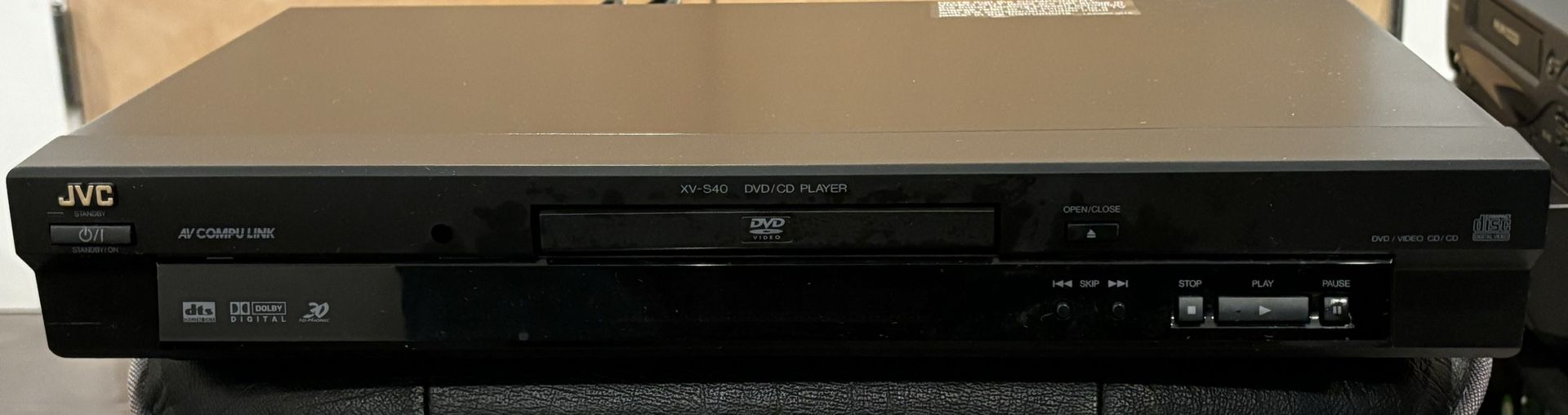 JVC DVD/CD PLAYER BLACK WITH REMOTE XV-S40