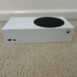 Xbox Series S w/ Controller + 2 Rechargeable Batteries