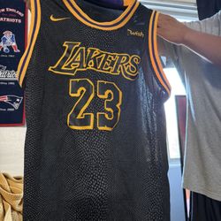 LeBron James Lakers Jersey Size Men’s Large 