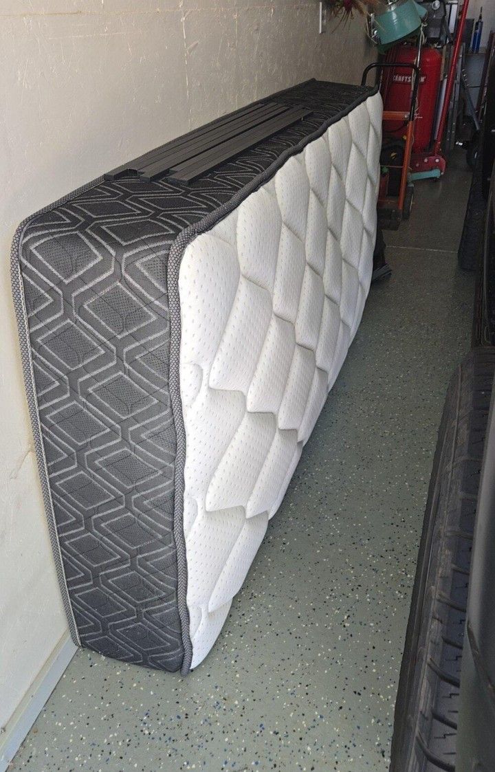 Twin XL Mattress & Twin Bedframe