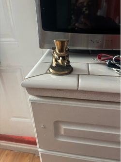 Esta figura es una estatua de latón de Sam el Águila, la mascota de los Juegos Olímpicos de Los Ángeles 1984.