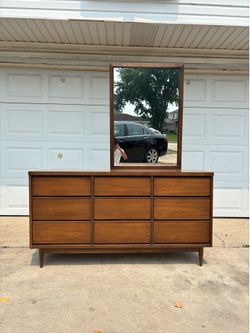 ‼️9 DRAWER MID CENTURY MODERN DRESSER WITH MIRROR‼️FOR SALE 500$ OR BEST OFFER‼️DELIVERY AVAILABLE🚚