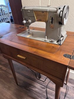 Vintage Singer Sewing Machine w/ Table